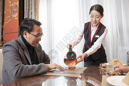 女人给男人倒茶酒店服务员倒茶背景