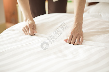 酒店清洁员整理床铺背景图片
