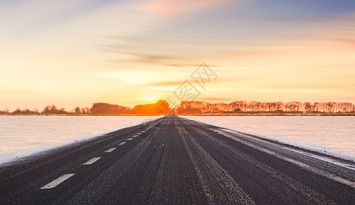 汽车冬季雪地公路设计图片