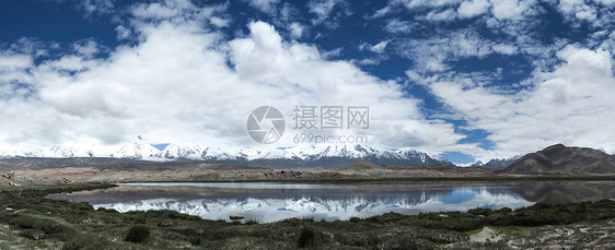 新疆雪山倒影全景图图片