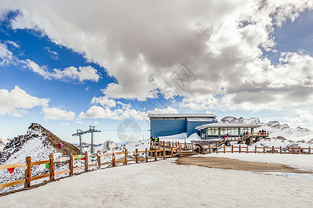 四川川西黑水达古冰川雪山之巅的小木屋高清图片