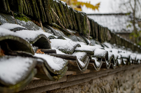 降温宏村徽式建筑瓦片房梁雪景背景