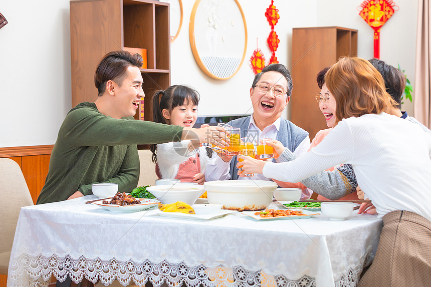 家庭过年团圆饭图片