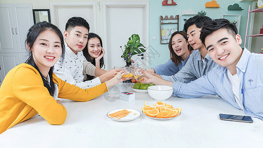 青年聚会吃零食水果图片