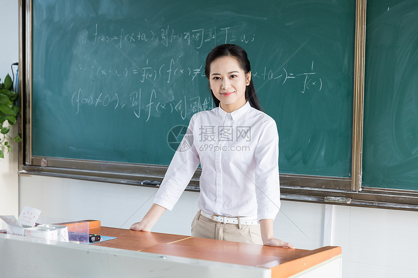 女教师讲台授课