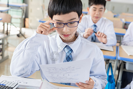 学生思考素材青少年扶眼镜背景