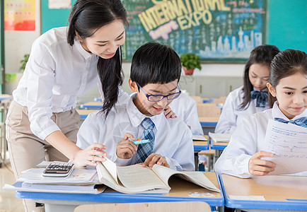 老师辅导学生作业图片