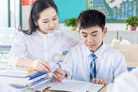 老师和同学老师辅导学生功课背景