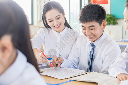 一群女生老师辅导学生功课背景