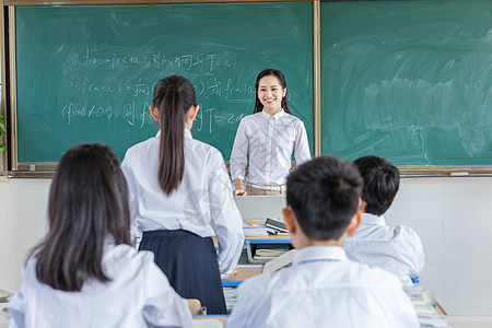 女学生上课朗读图片