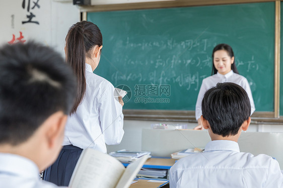 女学生上课朗读图片