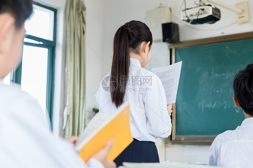 女学生上课朗读图片