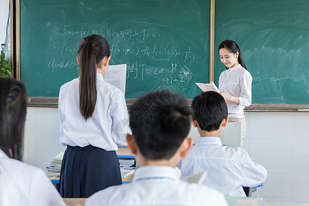 女学生上课朗读图片