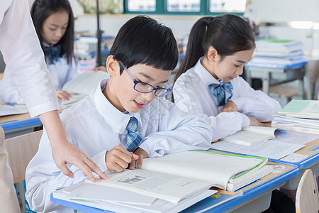 学生上课举手学生上课翻阅书籍背景