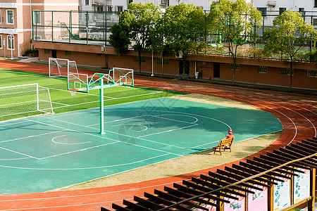 塑胶篮球场学校操场小景背景