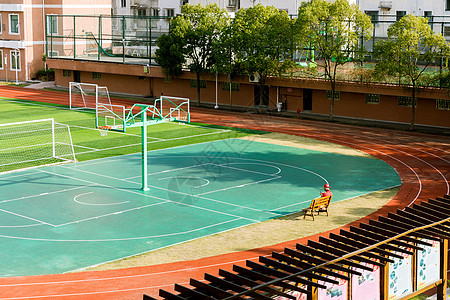 学校操场小景图片