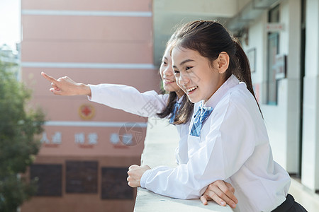 女生聊天学生课间休息聊天背景