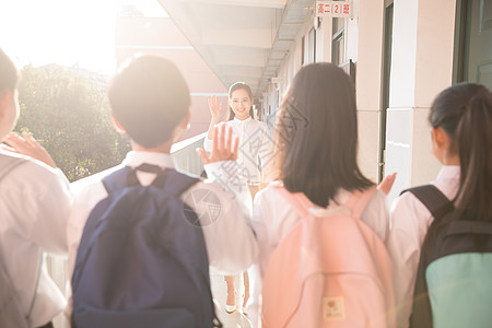 学生放学与老师道别高清图片