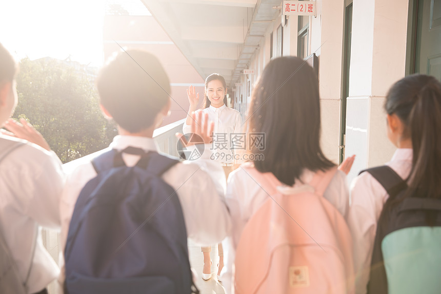 学生放学与老师道别图片