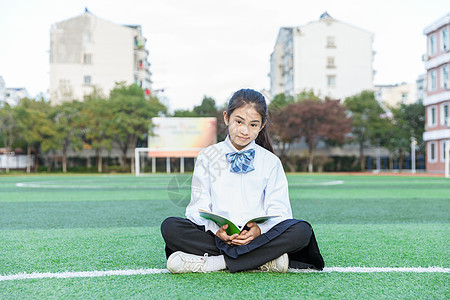 中学生看书女学生操场阅读背景