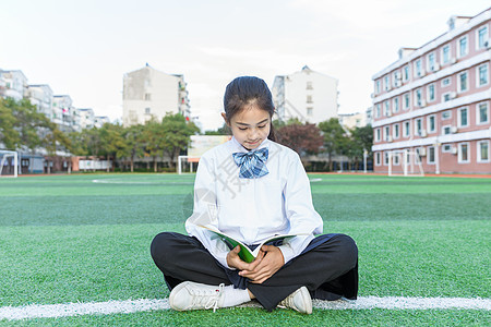 女学生操场阅读图片