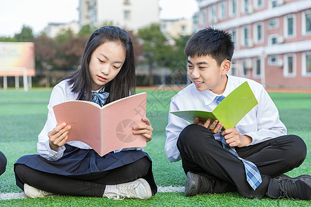 高中生学习青少年操场阅读交流背景