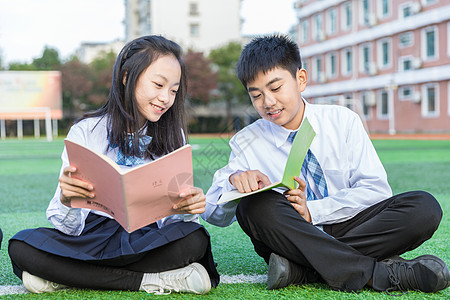 青少年操场阅读交流高清图片