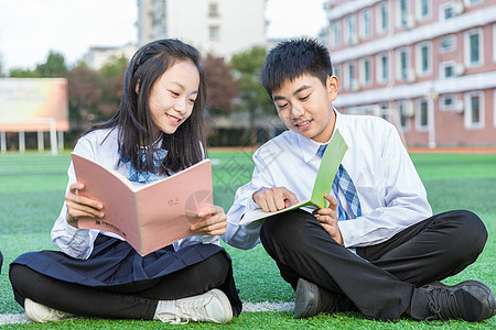 青少年操场阅读交流图片