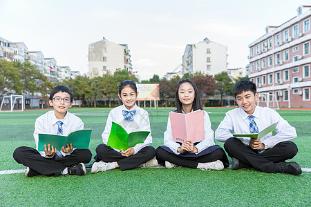 学生坐草坪交流高清图片