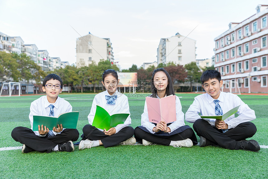 ‘~学生坐草坪交流  ~’ 的图片