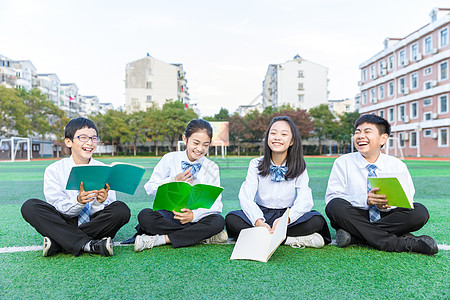 青少年操场阅读交流高清图片