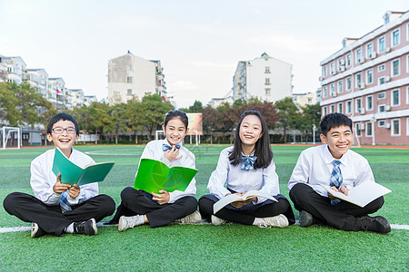 青少年操场阅读交流图片