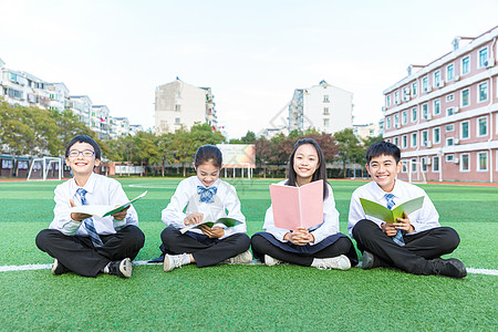 青少年操场阅读交流图片