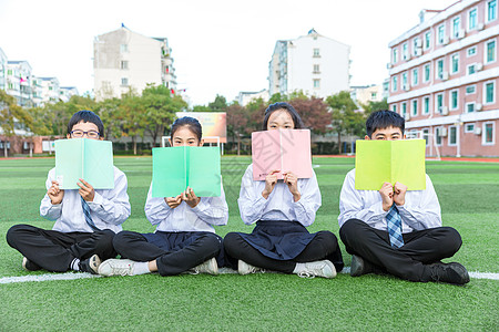 中学生看书青少年操场阅读交流背景