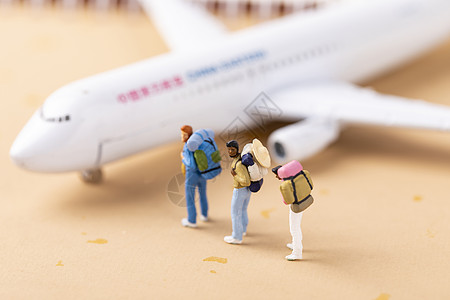 游客排队乘飞机创意微距小人背景