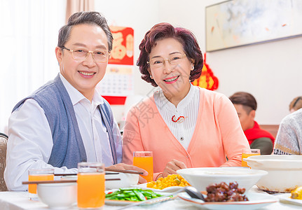 爷爷奶奶吃年夜饭图片