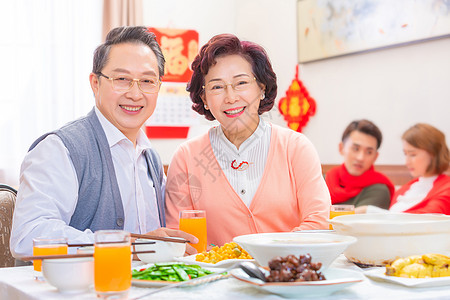 爷爷奶奶吃年夜饭高清图片