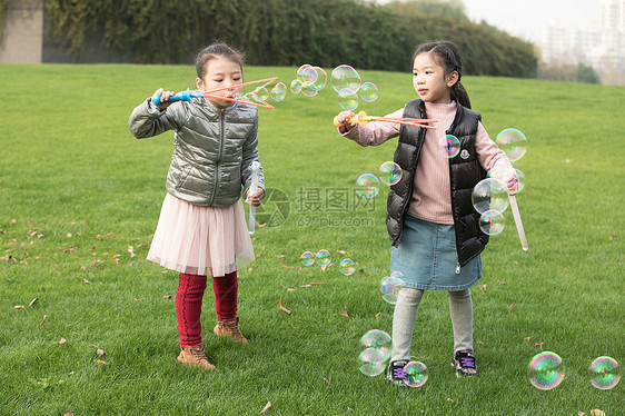 吹泡泡的女生图片