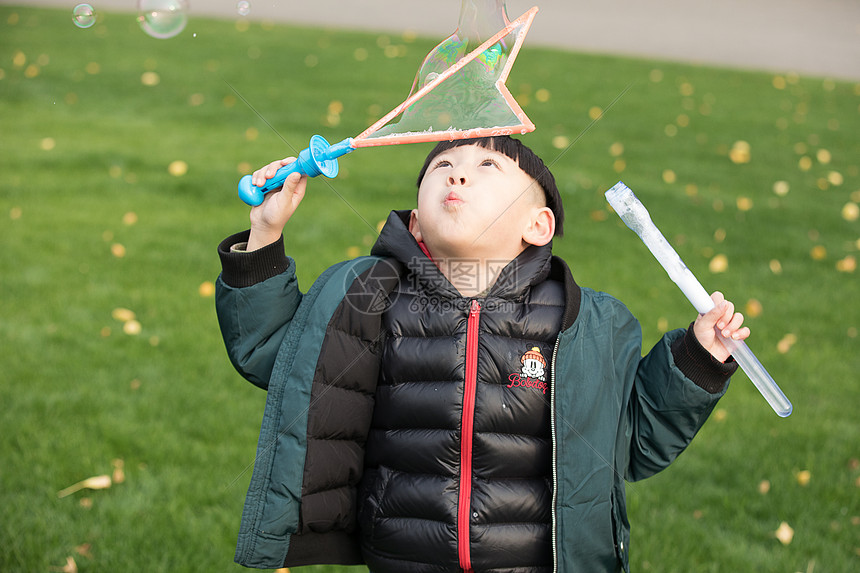 吹泡泡的小男孩图片