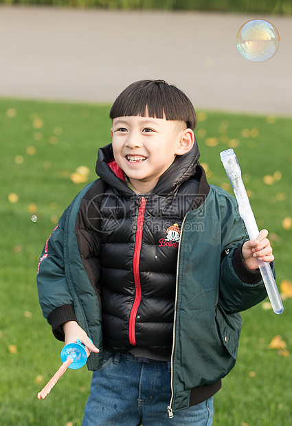 吹泡泡的小男孩图片