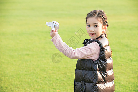 玩纸飞机的小女孩图片