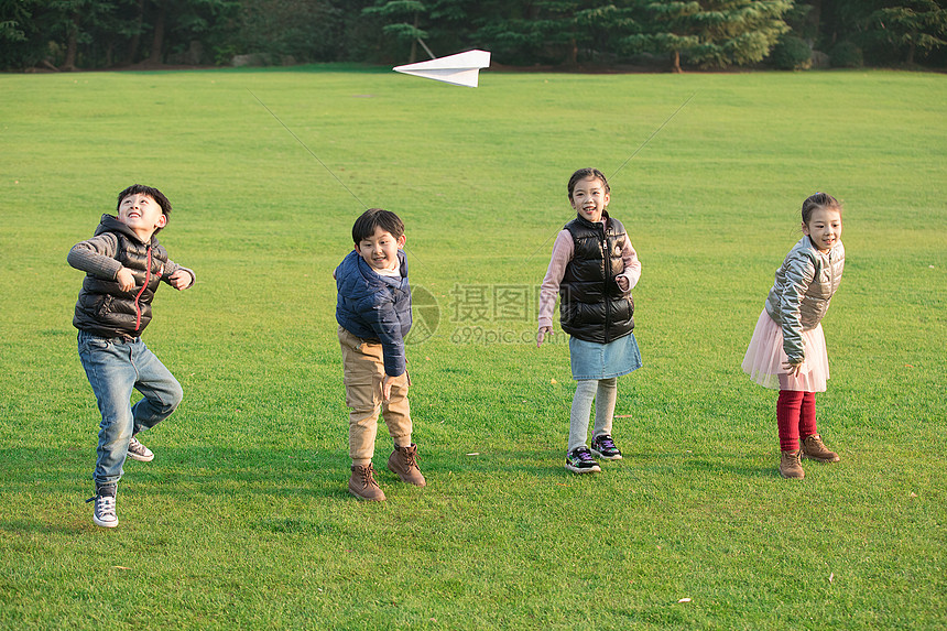 玩纸飞机的孩子们图片