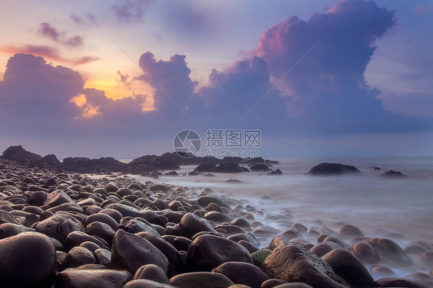 广东汕尾海边鹅卵石图片