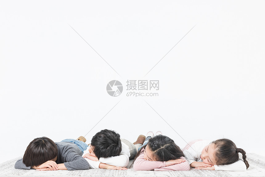 儿童们趴在地毯上休息图片