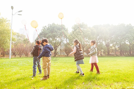 阳光下快乐儿童们和气球图片