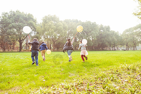 儿童气球阳光下快乐儿童们奔跑背景