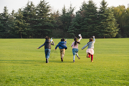 儿童草地奔跑快乐童年孩子们玩纸飞机背景