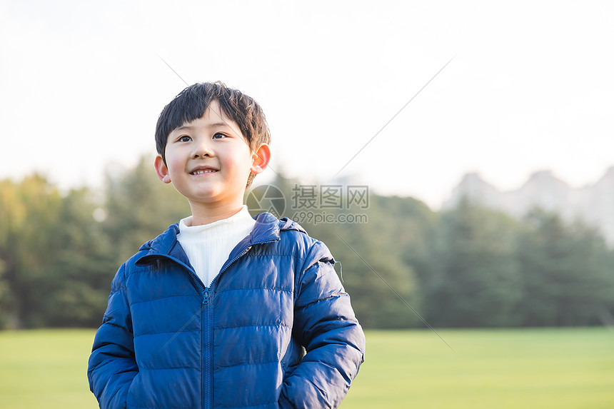 夕阳下开心的儿童图片