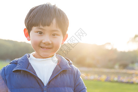 夕阳下开心的儿童图片