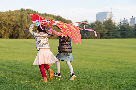 快乐女孩们拿风筝奔跑高清图片
